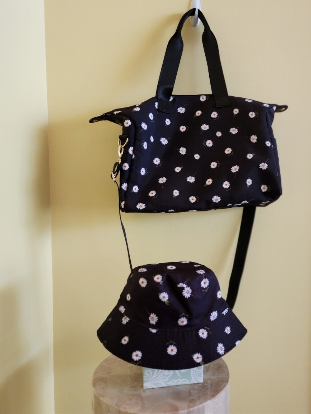 Alice & Olivia Weekender DAISY Duffel Bag 2 Handles Tote & Reversible Bucket Hat
